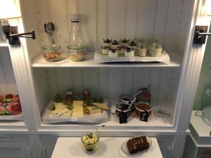 石勒苏益格Hotel Bed & Breakfast am Dom的冰箱里装满了各种食物
