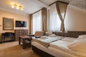什恰夫尼察Poduszka Goprówka的酒店客房配有一张床、一把椅子和一张书桌