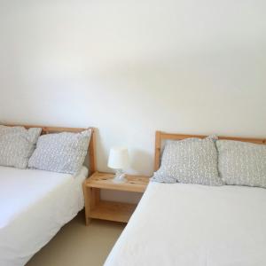 里瓦德塞利亚Camping Playa Sauces的卧室内两张并排的床