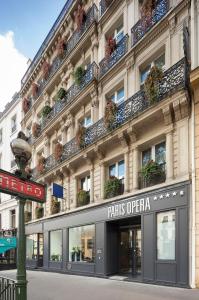 巴黎Hotel Paris Opera Affiliated by Meliá的大楼前的街道上的商店
