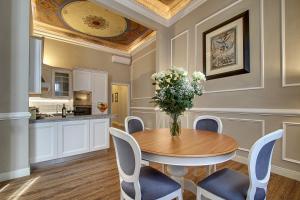 佛罗伦萨Art Apartment Luxury Family suite的厨房配有一张桌子,上面放着花瓶