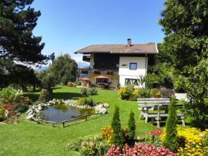 米尔施塔特兰德博纳文图拉公寓的庭院里带花园和池塘的房子