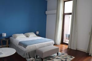 波尔图OHH - Porto Boutique Guest House的蓝色的卧室设有床和窗户