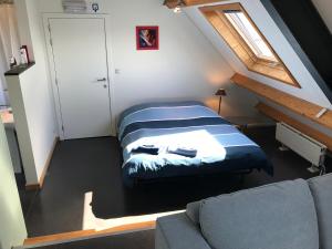 Sint-Denijs-WestremRap 'n Holiday Home的阁楼间 - 带床和沙发