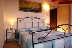 圣温琴佐圣格雷戈里奥农家乐的一间卧室配有一张带金属框架的床