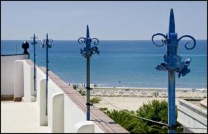 比利亚努埃瓦-赫尔特鲁塞萨尔酒店的海滩旁的一排路灯