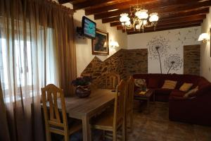 卡斯特罗波尔Casa Maricuelo的客厅配有木桌和沙发