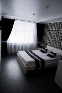 彼尔姆科兹亚玉斯卡酒店的一间卧室设有一张大床和窗户