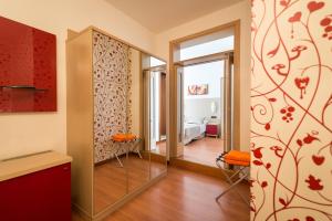 比比翁安吉丽娜别墅酒店的走廊上设有镜子,房间设有一间卧室
