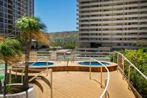 檀香山夏威夷阳光假日公寓的一座带两个游泳池的甲板