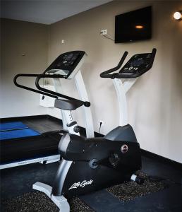 厄唐萨雷罗密欧住宿加早餐旅馆的健身房设有跑步机和墙上的电视