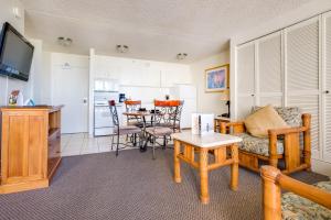 檀香山夏威夷阳光假日公寓的客厅配有沙发和桌子
