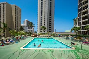 檀香山Sweetwater at Waikiki, VRI Americas的和度假村内的人一起使用的游泳池