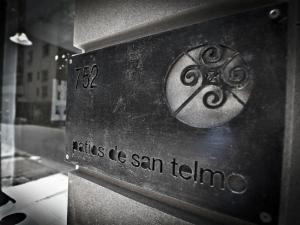 布宜诺斯艾利斯巴迪欧斯圣铁莫酒店的贴上一个金属标志,上面写着“santa tamiana”字样