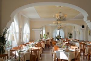 伊斯基亚Casa Di Meglio Dependance的一间带桌椅和吊灯的用餐室