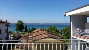 西尔米奥奈卢纳酒店的阳台享有海景。