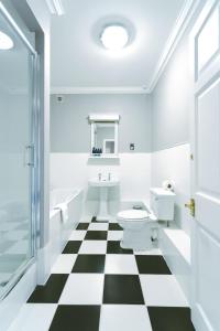 奇彭纳姆Stanton Manor Hotel的浴室铺有黑白格子地板。