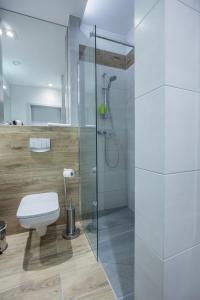 绿山城Blu Residence的一间带卫生间和淋浴的浴室