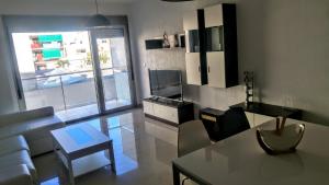 贝尼卡洛Dúplex Apartamento的带沙发和桌子的客厅以及厨房。