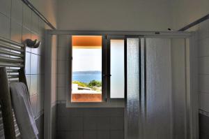 圣费兰-德瑟斯罗Siamoformentera Donatella的浴室设有海景窗户。