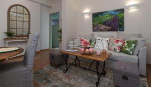 雅典雅典奥贝索路特III公寓的客厅配有沙发和桌子