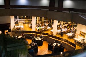 伊通比亚拉Hotel Beira Rio的餐厅的顶部景色,人们坐在桌子上