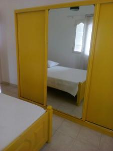 塔拉法尔Casa Mendes的一间带镜子和床的小卧室