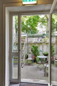 汉堡保利旅舍的滑动玻璃门通向带桌子的庭院