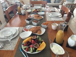 Merewether布雷扎贝拉住宿加早餐精品旅馆的餐桌上放有食物和水果盘