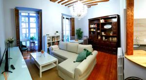 萨莫拉Casa Condal de Reyna的客厅配有沙发和桌子