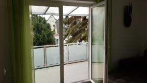 莱比锡Ferien-Haus-Leipzig的客房设有滑动玻璃门和阳台