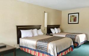 莱文沃思River's Edge Lodge的酒店客房设有两张床和一张桌子。