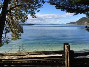 GalianoSticks and Stones Cottage-Arbutus Grove的木栅栏享有湖景