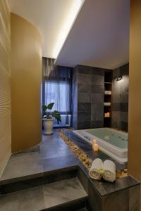 岘港Belle Maison Parosand Da Nang Hotel -managed by H&K Hospitality的带浴缸和窗户的大浴室