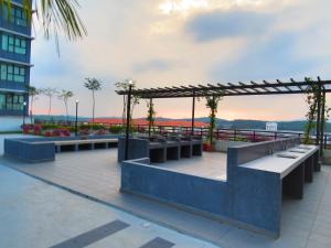 士姑来Santorini by J&G Vacation Homes的从带长椅的建筑屋顶上欣赏美景