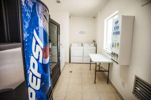 科西卡纳Motel 6-Corsicana, TX的墙上有苏打水罐的房间