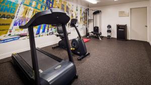 康科德康科德文化遗址贝斯特韦斯特酒店的一间设有跑步机和举重器材的健身房的客房