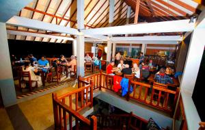 锡吉里亚Elephas Resort & Spa的一群坐在餐厅桌子上的人