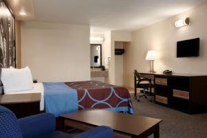 拉威拉威纽瓦克速8酒店的配有一张床和一张书桌的酒店客房