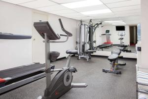莱斯布里奇莱斯布里奇速8酒店的健身房设有跑步机和跑步机