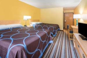 梅迪纳梅迪纳速8酒店的酒店客房设有两张床和一台平面电视。