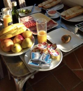 莫哈卡尔H Rincón de Diego的餐桌,带食物盘和橙汁杯