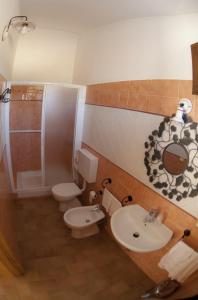 拉奎拉Giuggiolando的浴室配有卫生间、盥洗盆和淋浴。
