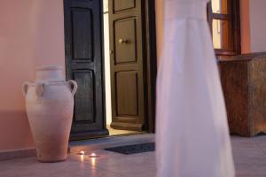 奥罗塞伊玛丽亚·安东尼奥公寓 - 历史套房的门前地板上的花瓶