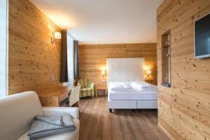 帕索圣佩莱格里诺科斯塔贝拉酒店的一间卧室配有一张床和一张书桌