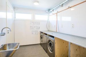 霍尔滕Horten Apartment的厨房配有水槽和洗衣机