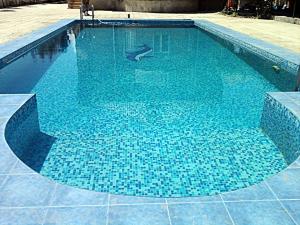 ŞüvǝlǝnShuvelan Cottage House的铺有蓝色瓷砖的游泳池