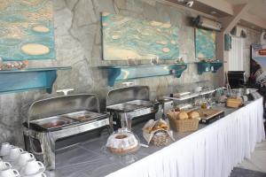 亚历山德鲁波利斯Santa Rosa Hotel & Beach的上面有食物的自助餐