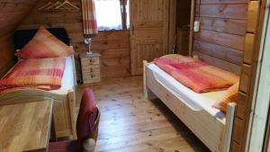 兰施泰因Haus Rheinsteig bei Koblenz的小木屋内一间卧室,配有两张床