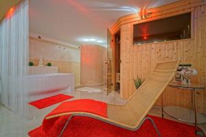 布尔诺詹卡家庭旅馆的浴室设有红色地毯和椅子